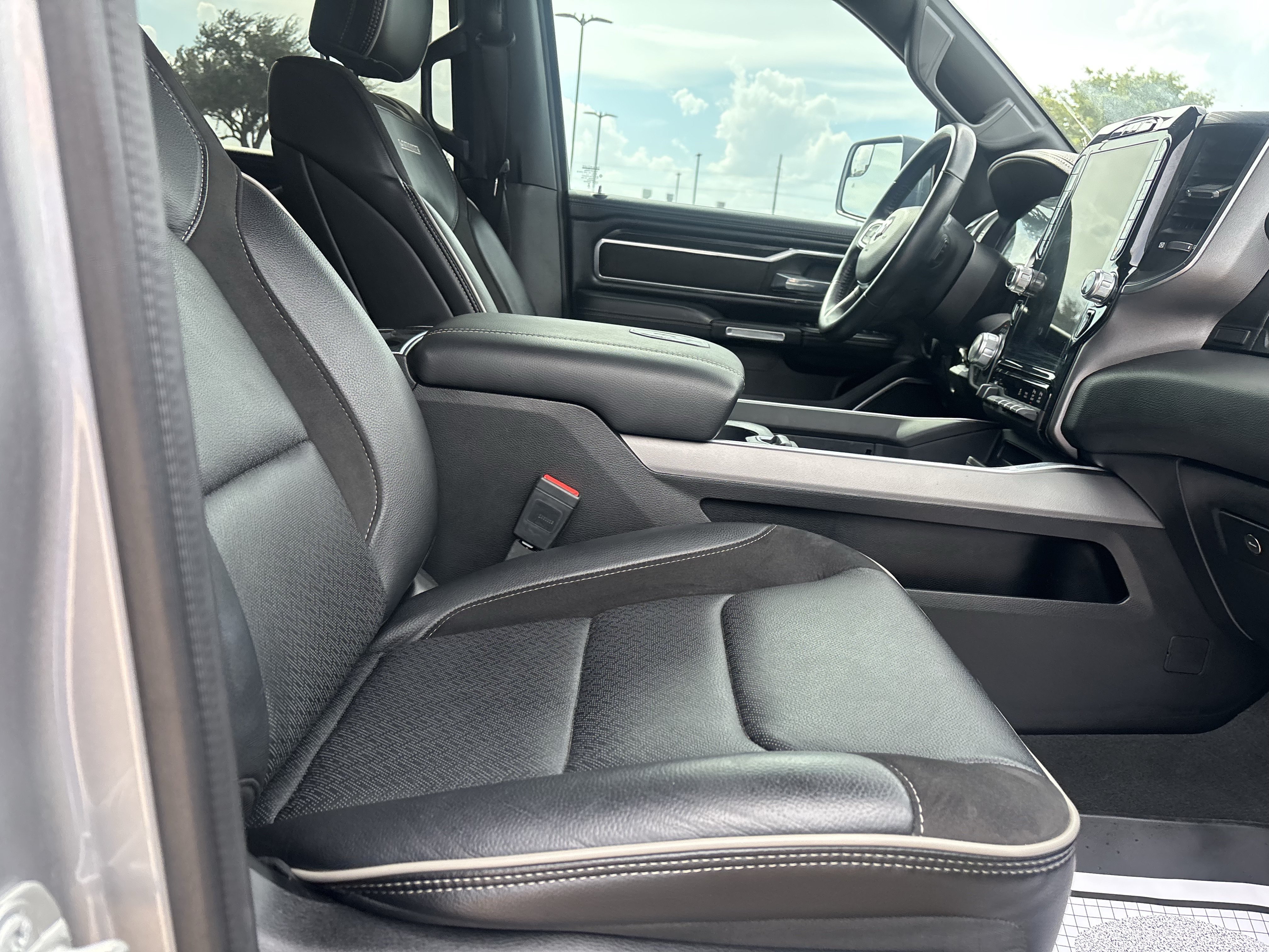 Used 2023 RAM 1500 Laramie AWD/4WD image 23