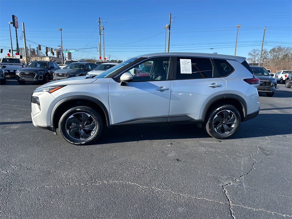 Used 2024 Nissan Rogue SV image 4