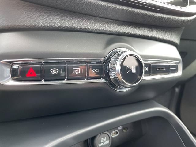 Used 2025 Volvo XC40 B5 Plus AWD/4WD image 17