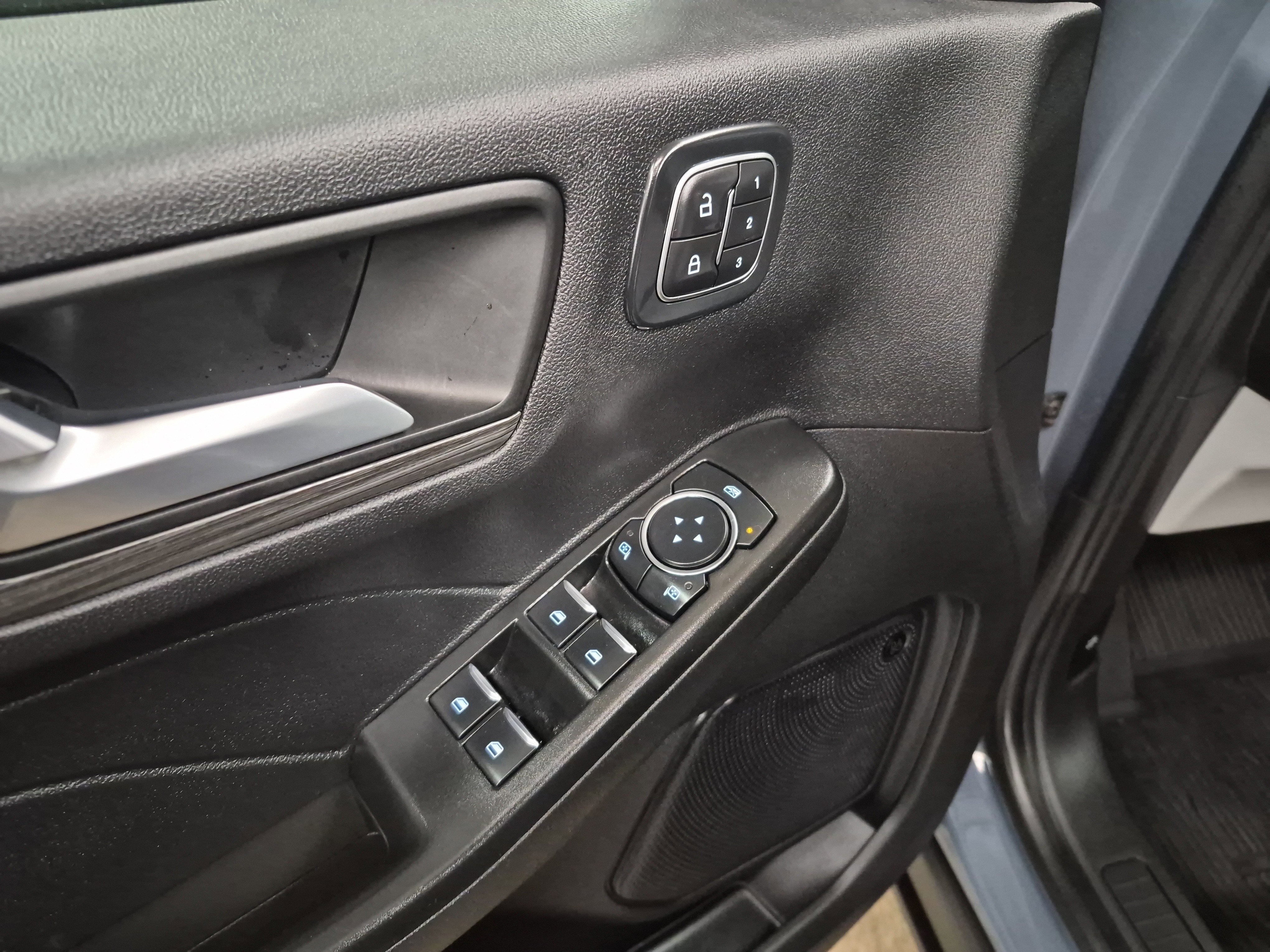 Certified 2025 Ford Escape SE w/ PHEV Premium Package image 10