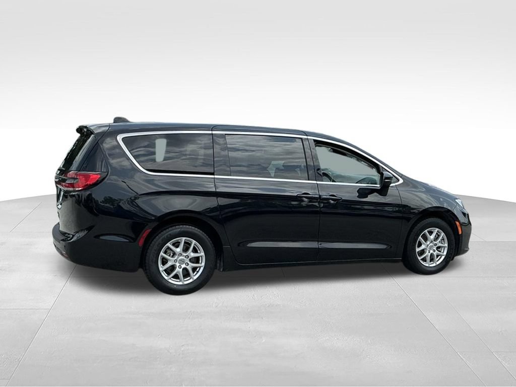 Used 2023 Chrysler Pacifica Touring-L FWD image 14