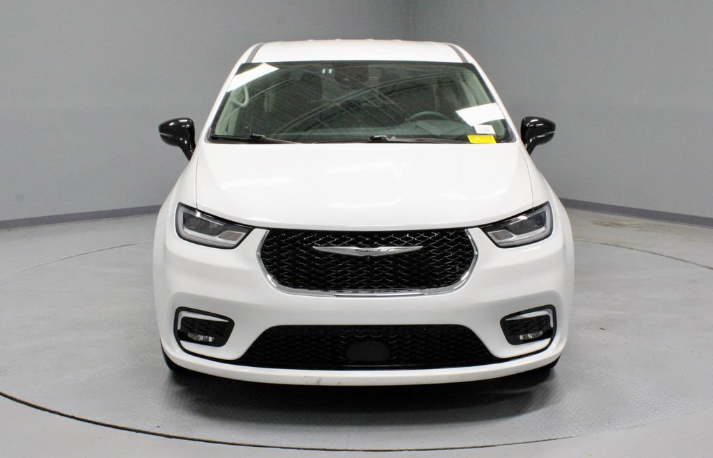 Used 2024 Chrysler Pacifica Touring-L FWD image 6