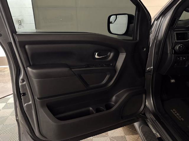 Used 2018 Nissan Titan SV w/ SV Convenience Package AWD/4WD image 9