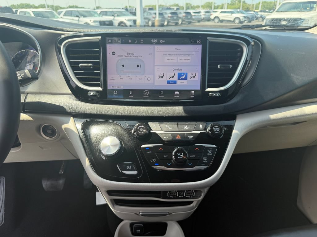 Used 2024 Chrysler Pacifica Touring-L FWD image 30