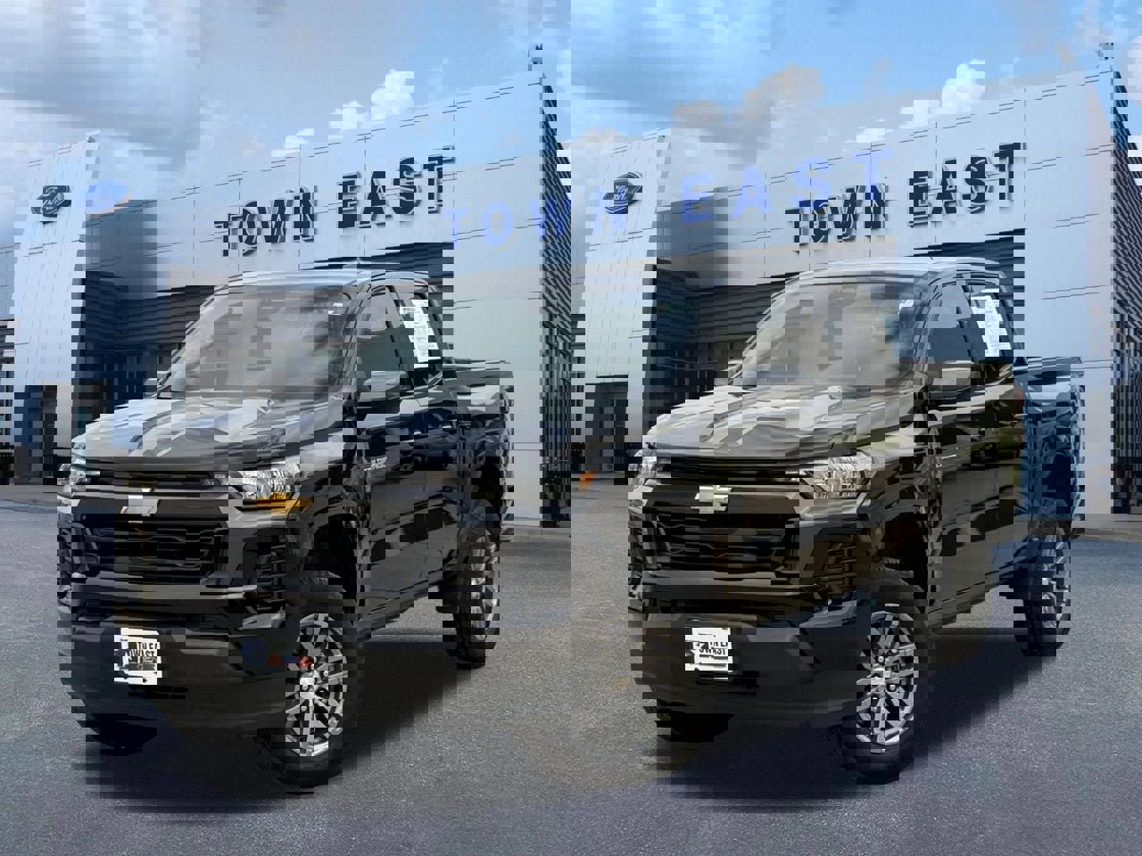 Used 2023 Chevrolet Colorado LT image 1