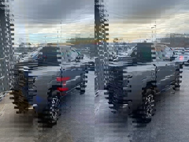 Used 2024 Nissan Frontier SL image 3