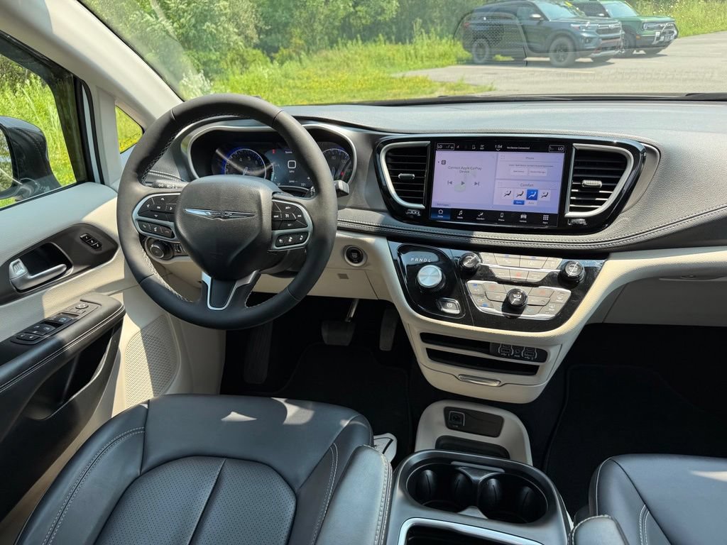 Used 2024 Chrysler Pacifica Touring-L FWD image 17