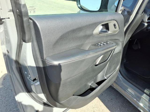 Used 2025 Chrysler Pacifica Select FWD image 8