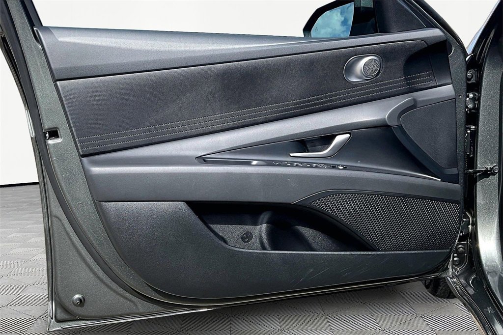 Used 2025 Hyundai Elantra SE w/ Cargo Package image 23