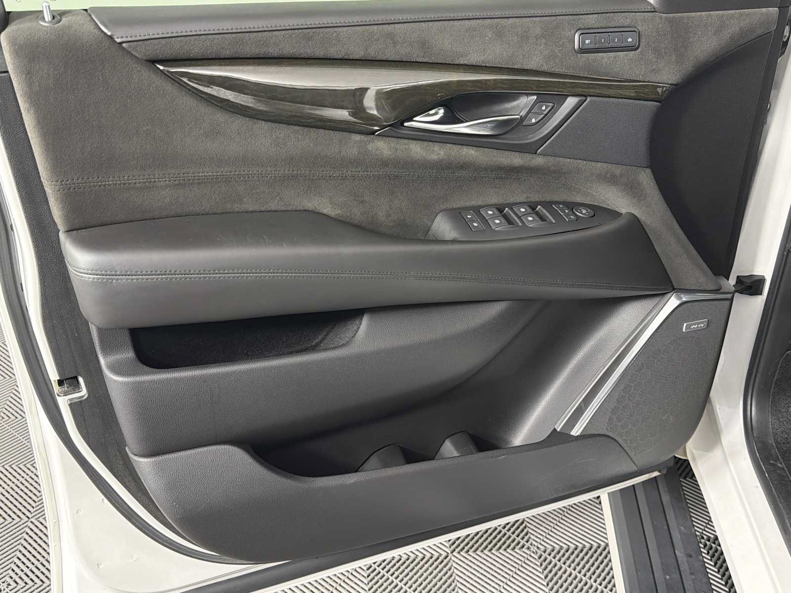 Used 2019 Cadillac Escalade Platinum AWD/4WD image 14
