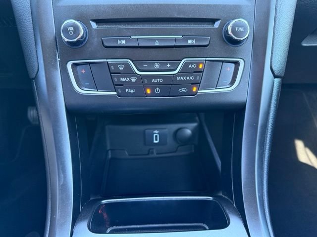 Certified 2018 Ford Fusion SE w/ Equipment Group 201A FWD image 24