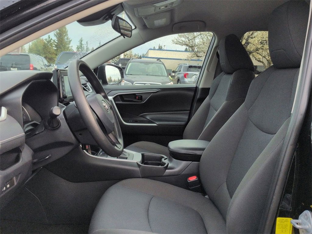 Used 2021 Toyota RAV4 LE image 12