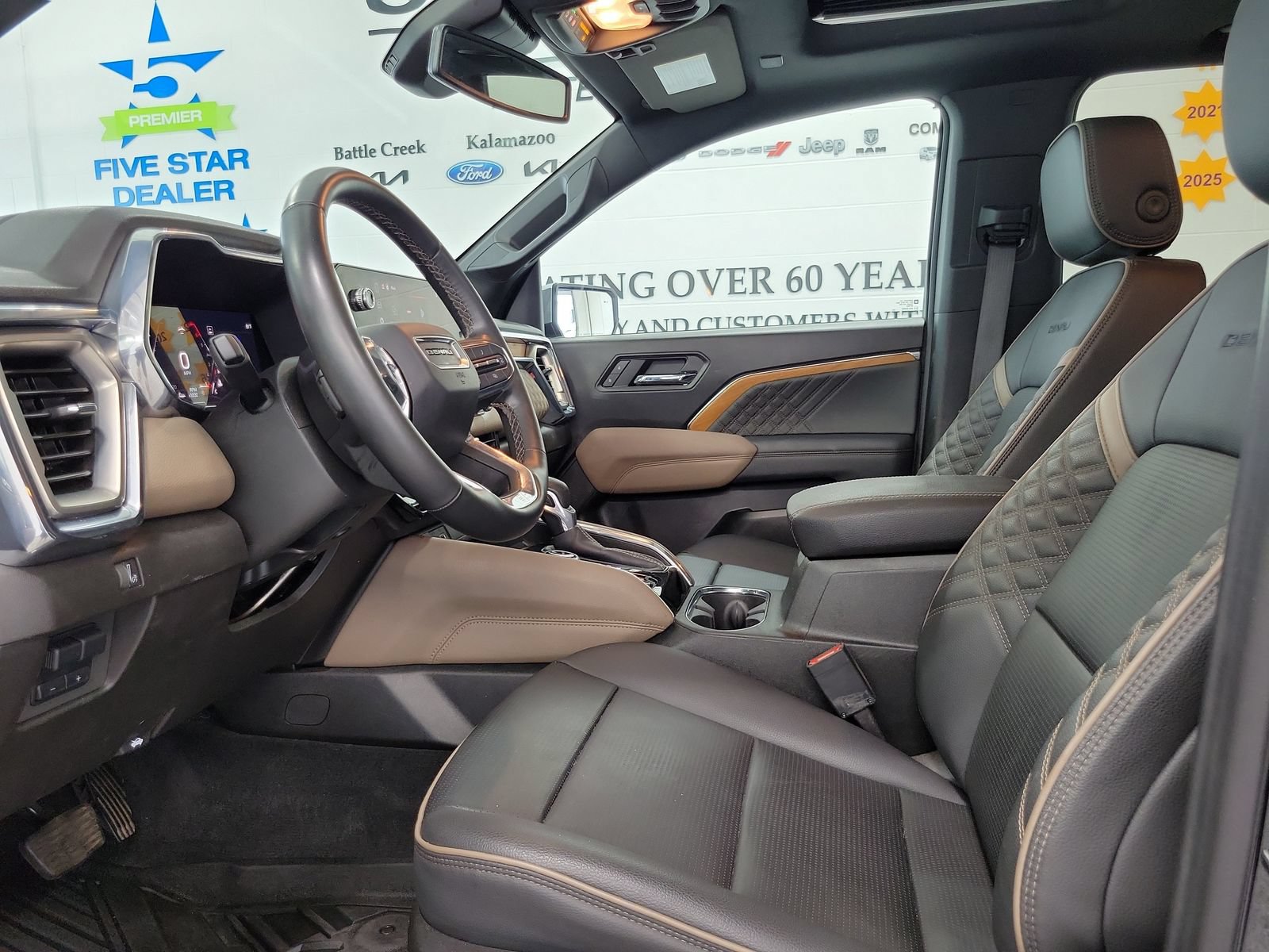 Used 2025 GMC Canyon Denali AWD/4WD image 8