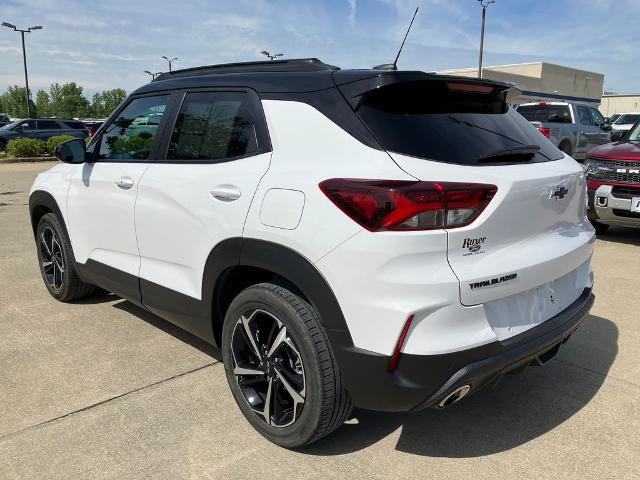 Used 2023 Chevrolet TrailBlazer RS w/ Sun and Liftgate Package FWD image 3