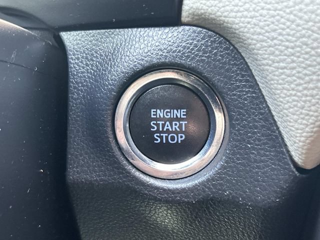 Used 2020 Toyota RAV4 XLE w/ Convenience Package FWD image 37