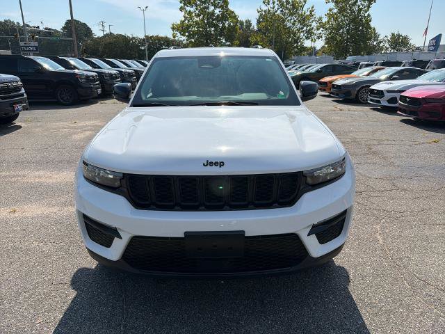 Used 2023 Jeep Grand Cherokee Limited w/ Black Appearance Package AWD/4WD image 2