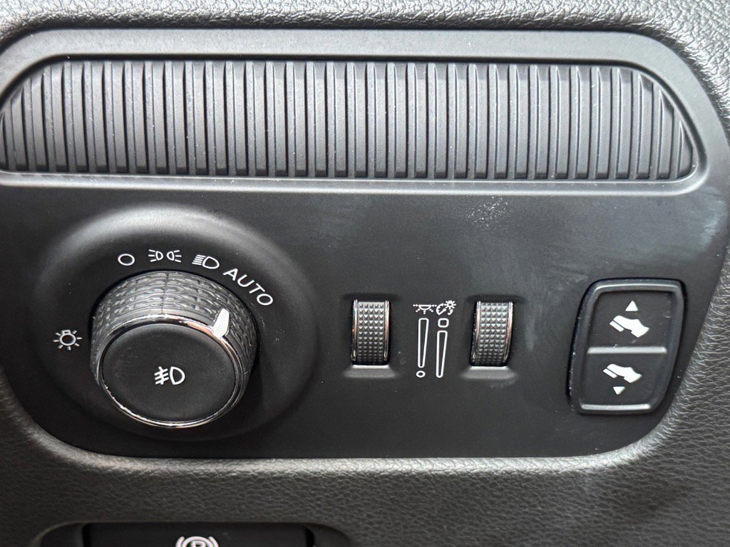 Used 2023 Jeep Wagoneer L Series III w/ Preferred Equipment Group image 18