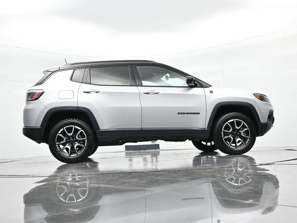 Used 2025 Jeep Compass Trailhawk AWD/4WD image 23