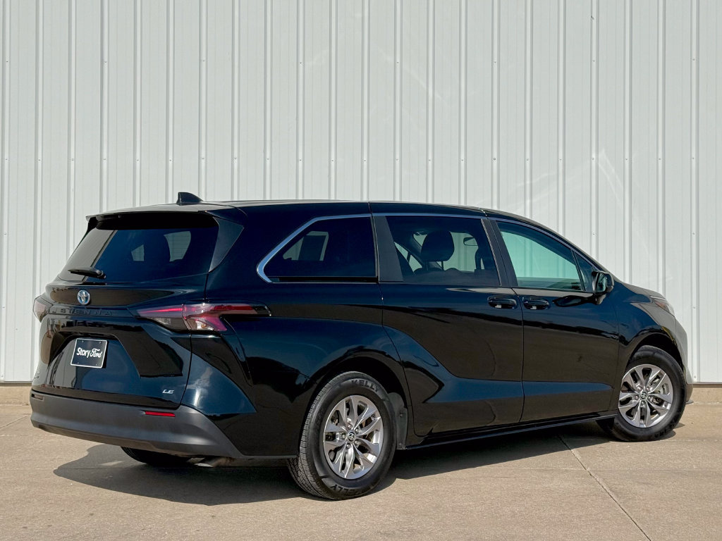 Used 2025 Toyota Sienna LE FWD image 6