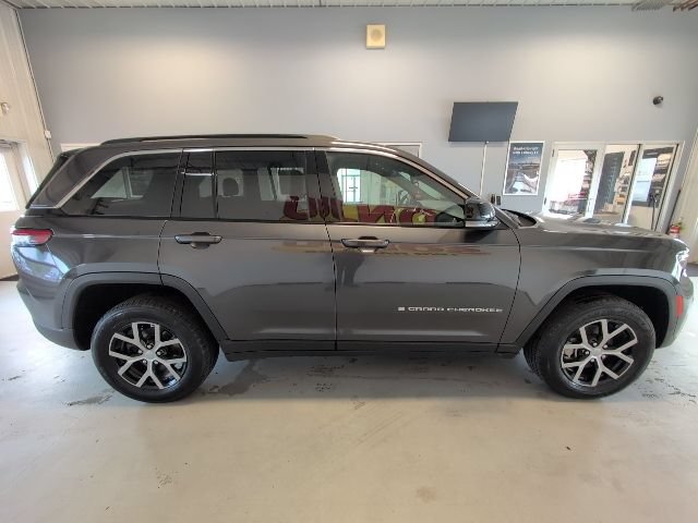 Used 2024 Jeep Grand Cherokee Limited AWD/4WD image 6