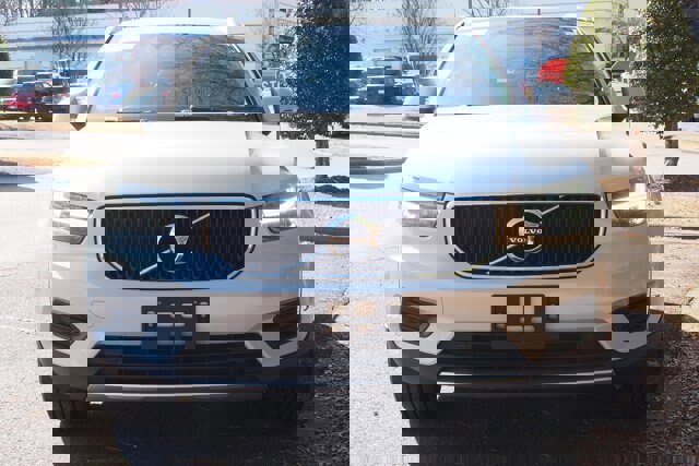 Used 2020 Volvo XC40 T4 Momentum image 8