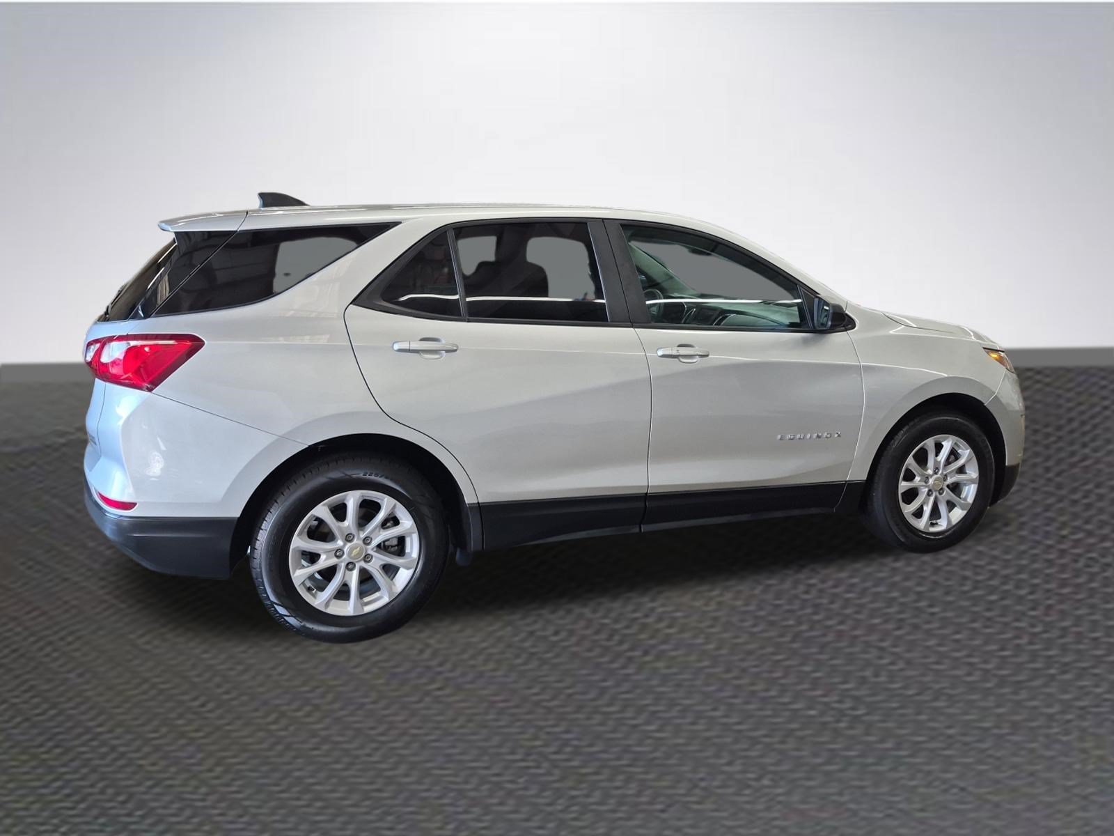 Used 2021 Chevrolet Equinox LS w/ LS Convenience Package FWD image 4