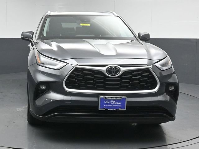 Used 2021 Toyota Highlander XLE AWD/4WD image 2