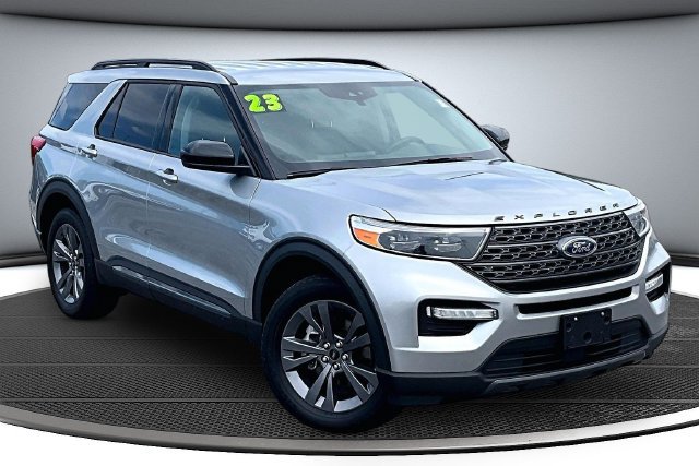 Certified 2023 Ford Explorer XLT w/ Equipment Group 202A AWD/4WD image 3