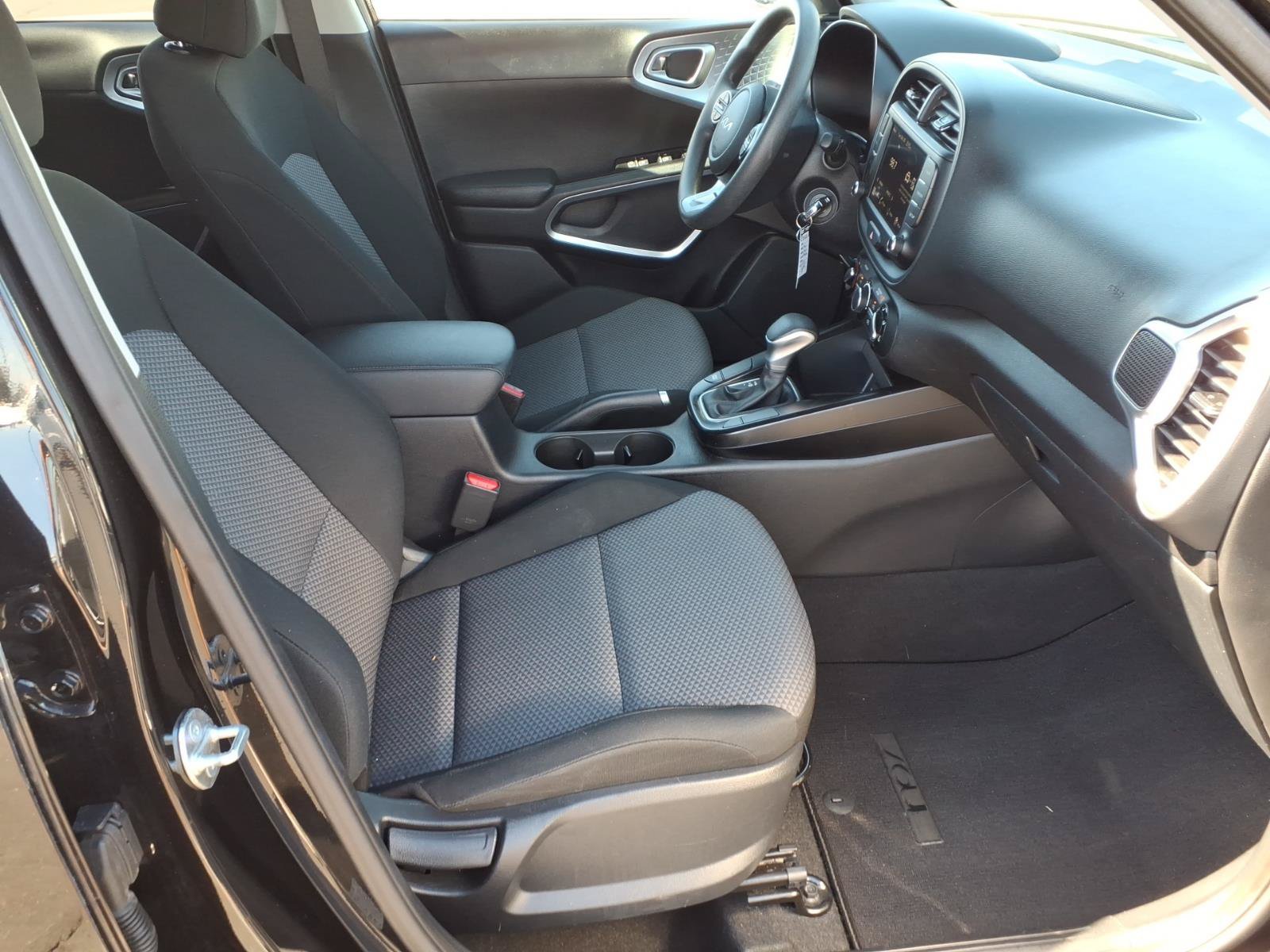 Used 2025 Kia Soul LX w/ LX Technology Package FWD image 11