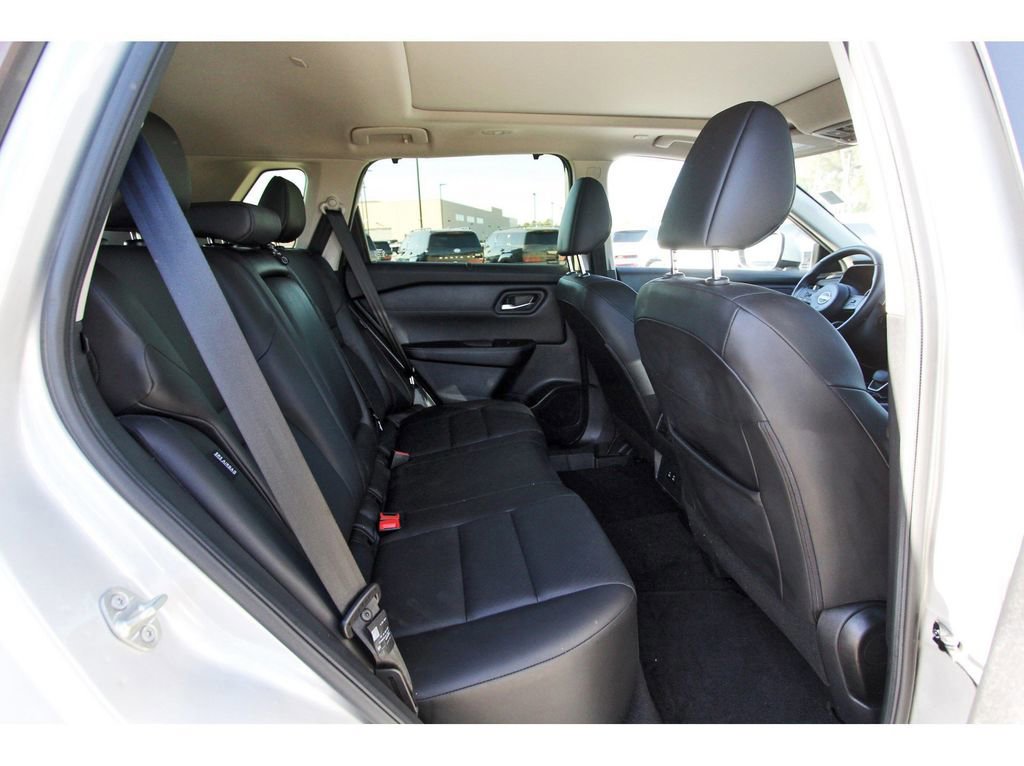 Used 2024 Nissan Rogue SV w/ SV Premium Package image 10