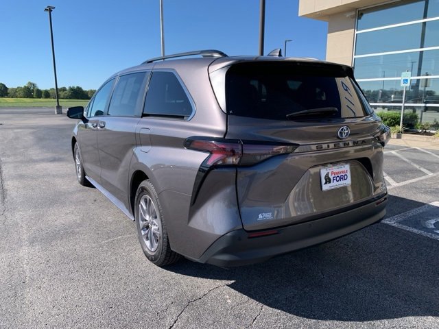 Used 2023 Toyota Sienna XLE image 3
