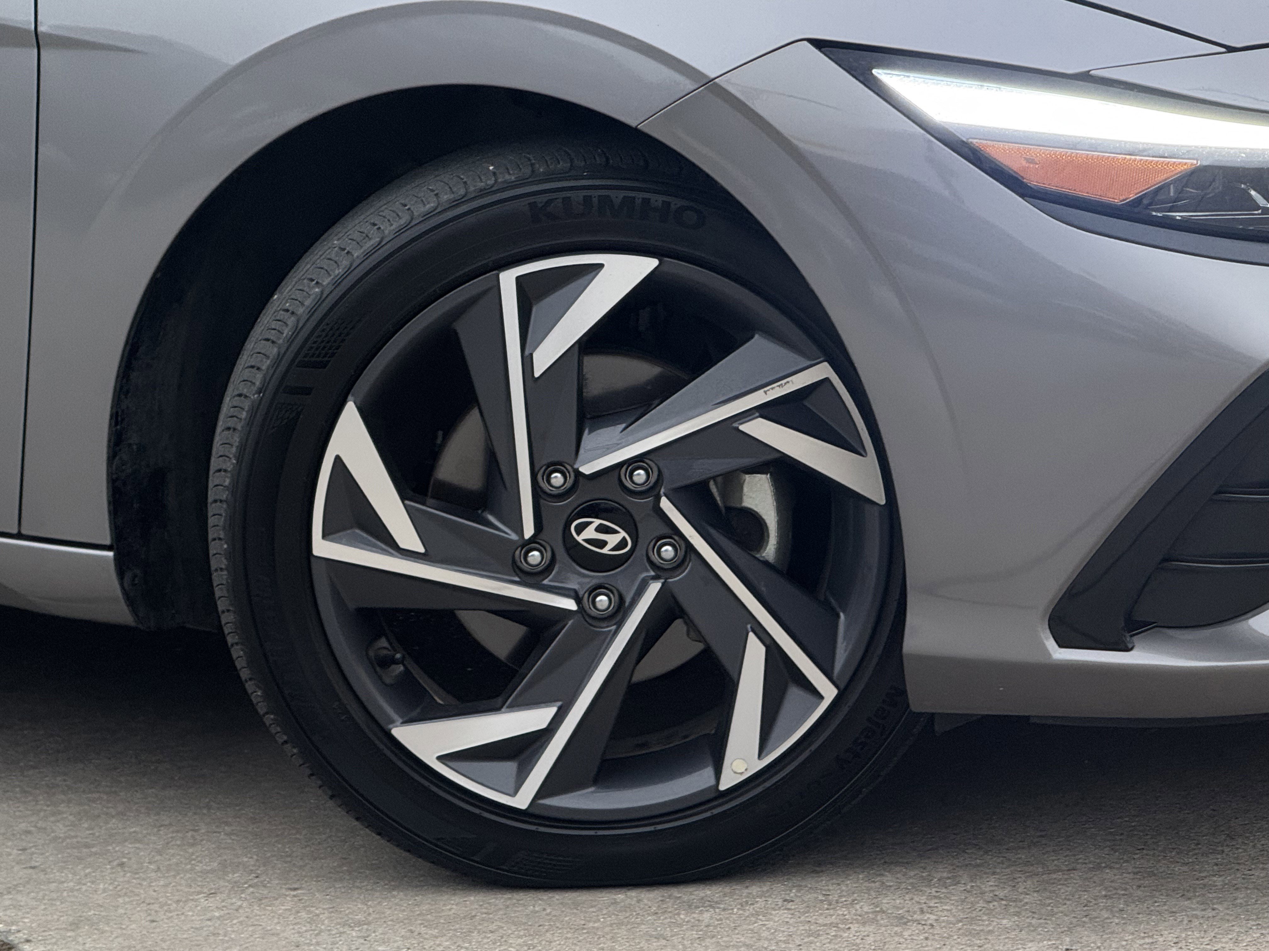 Used 2025 Hyundai Elantra Limited image 6