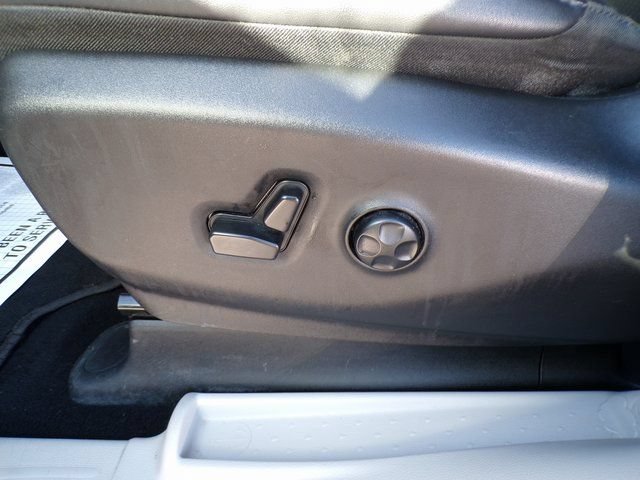 Used 2024 Chrysler Pacifica Touring-L FWD image 17