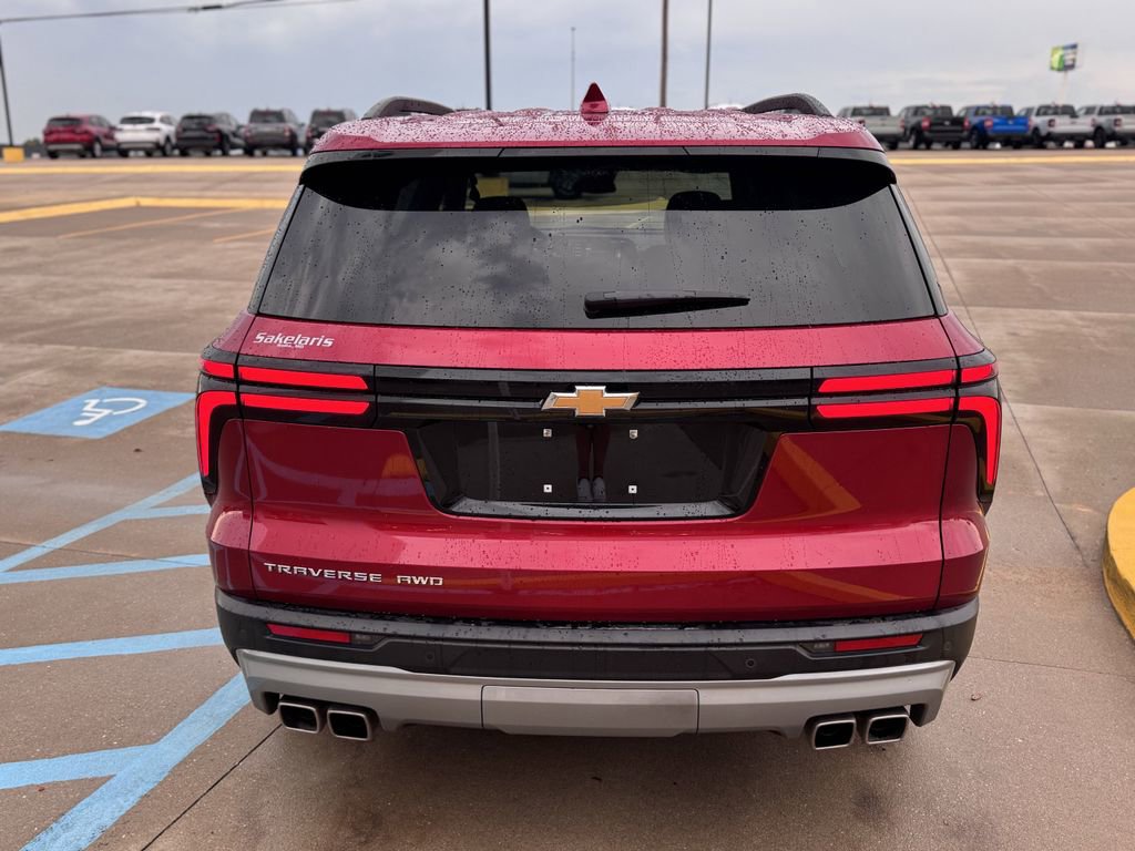 Used 2025 Chevrolet Traverse LT image 4