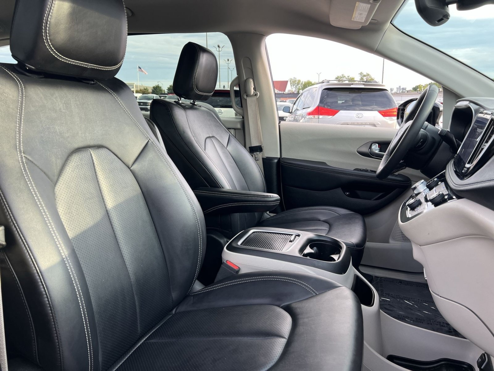 Used 2024 Chrysler Pacifica Limited FWD image 27