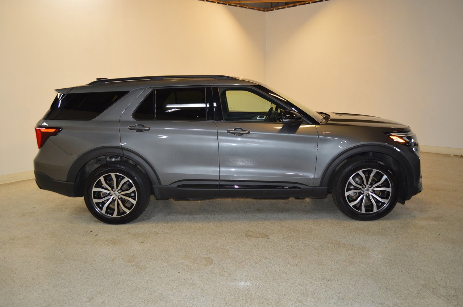 Certified 2025 Ford Explorer ST-Line image 6