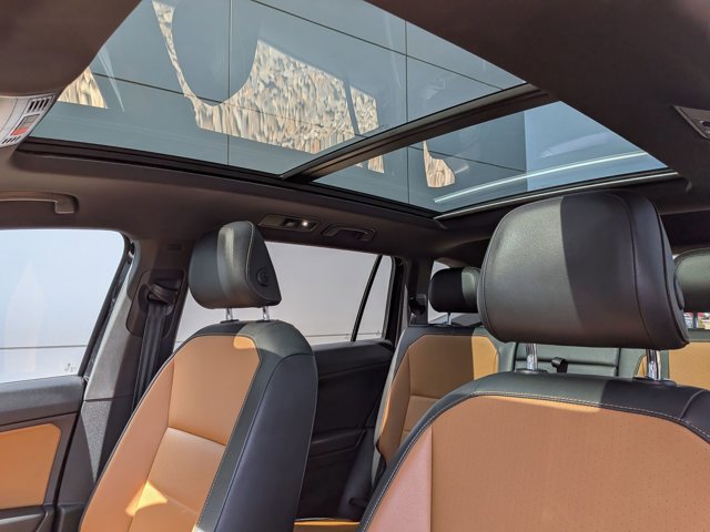 Used 2018 Volkswagen Tiguan SEL w/ R-Line Package image 17