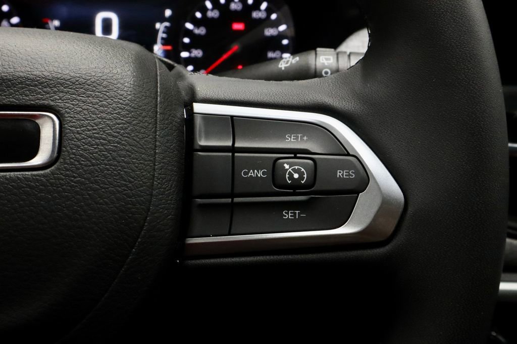 Used 2025 Jeep Compass Latitude image 28