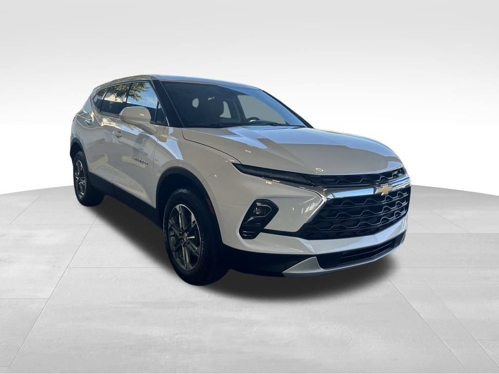 Used 2025 Chevrolet Blazer LT image 2