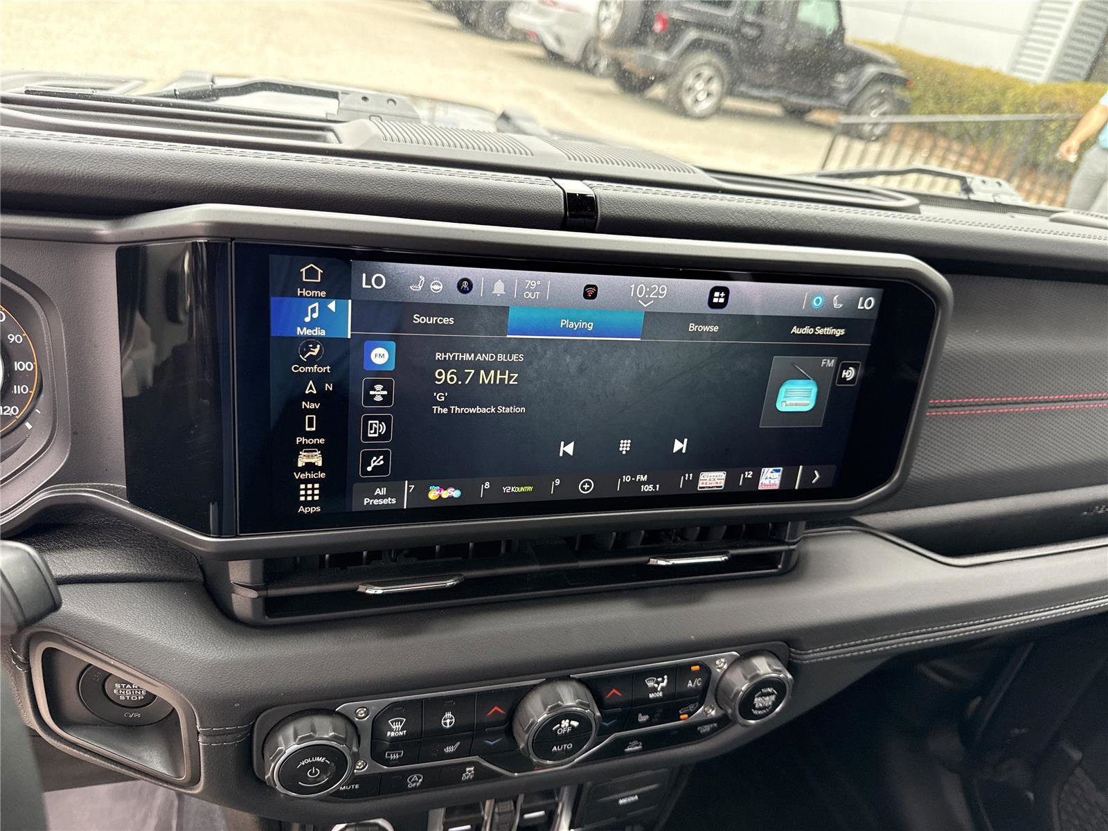 Used 2024 Jeep Gladiator Rubicon w/ Technology Group image 12