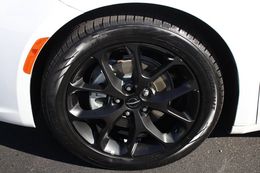 Used 2023 Chrysler Pacifica Touring-L w/ Uconnect Theater Family Group FWD image 14