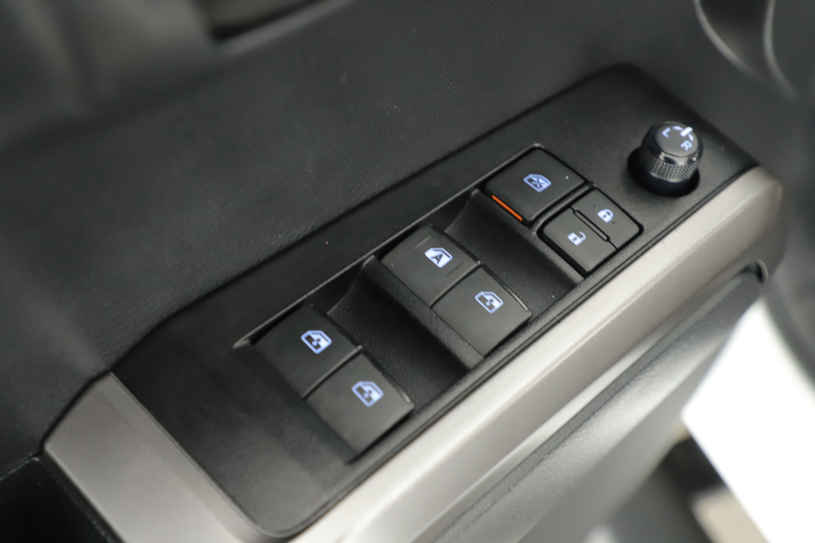 Used 2022 Toyota Tacoma SR5 w/ Technology Package image 9