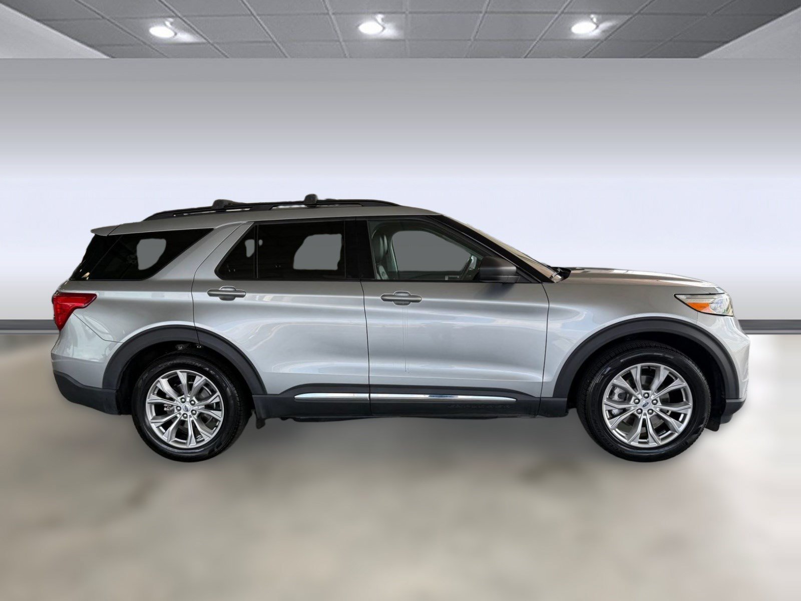 Certified 2024 Ford Explorer XLT w/ Equipment Group 202A RWD image 8