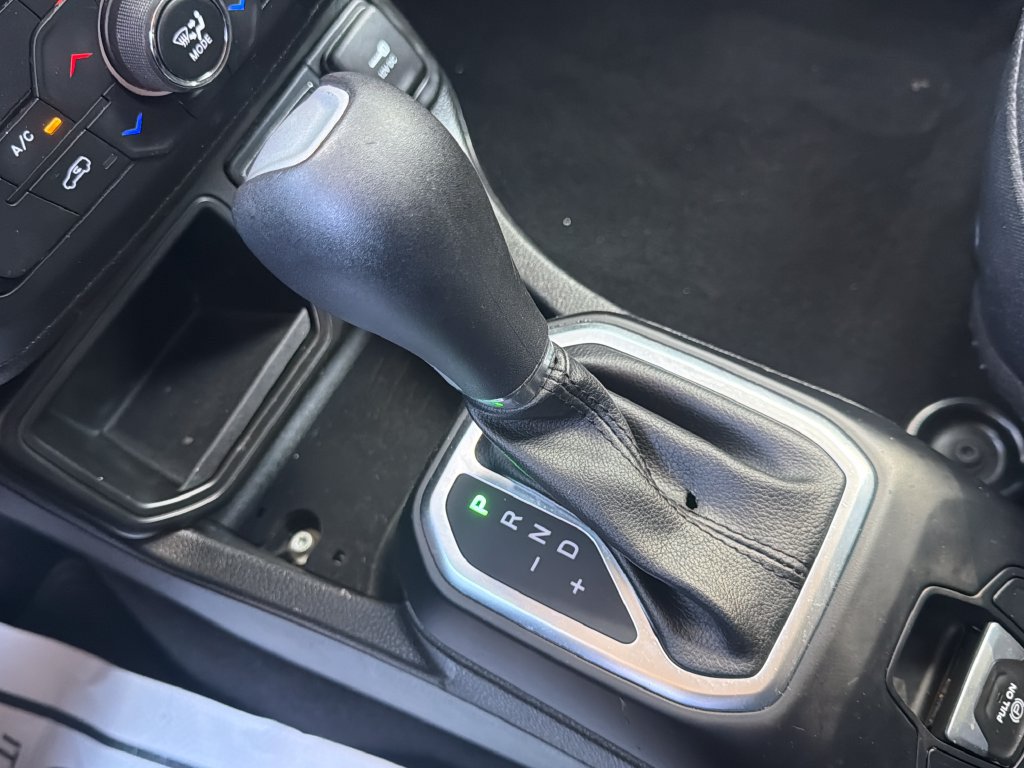 Used 2018 Jeep Renegade Latitude FWD image 28