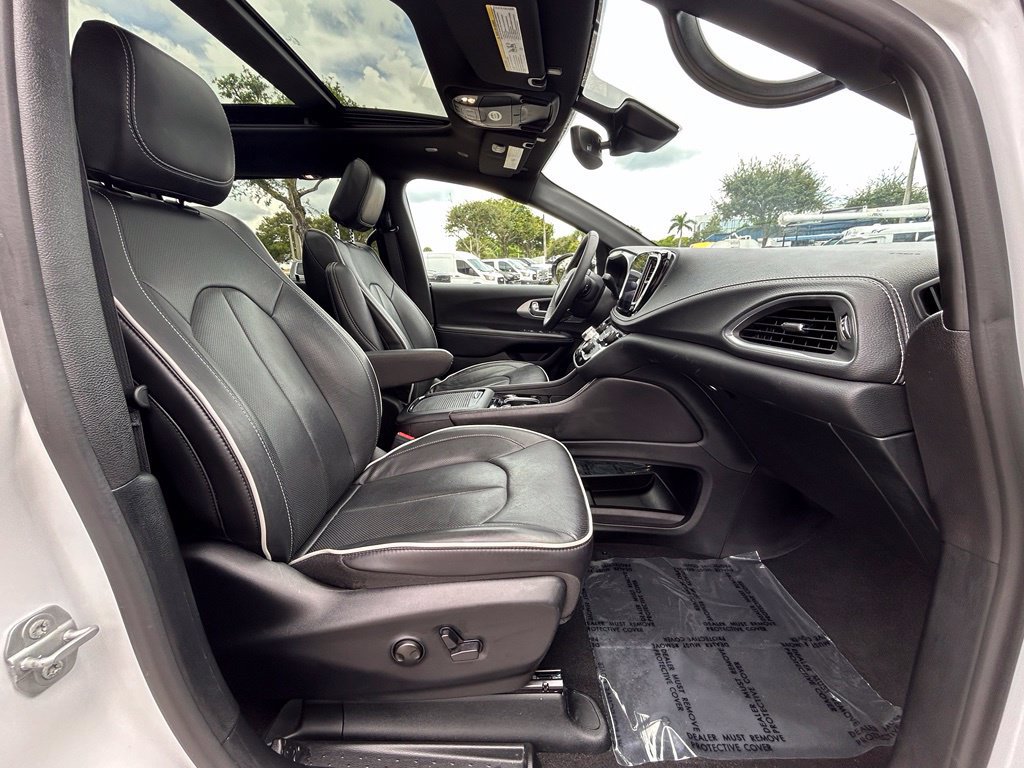 Used 2026 Chrysler Pacifica Limited FWD image 26