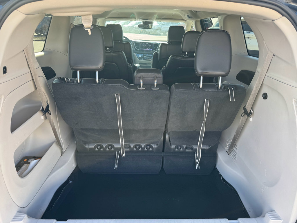 Used 2023 Chrysler Pacifica Touring-L FWD image 8