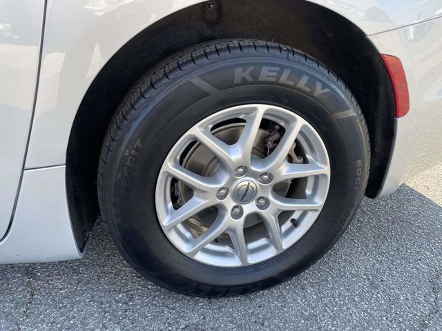 Used 2024 Chrysler Pacifica Touring-L image 10