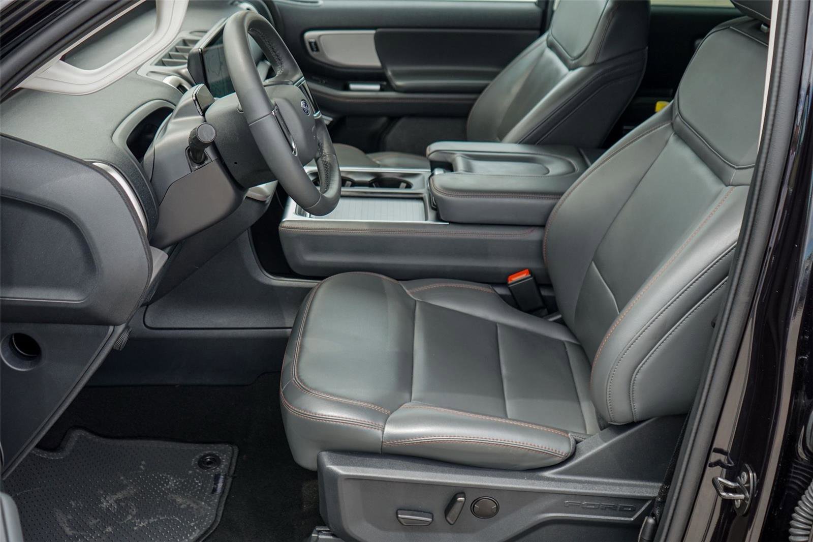 Certified 2025 Ford Expedition Active AWD/4WD image 9