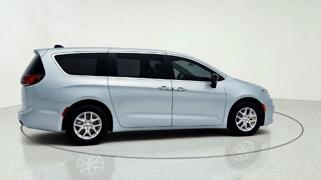 Used 2024 Chrysler Pacifica Touring-L FWD image 8