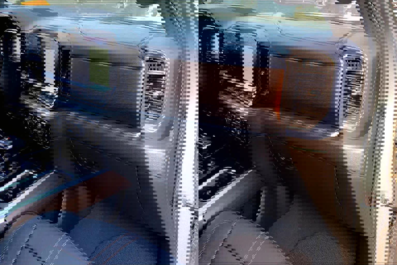 Used 2023 Chevrolet Silverado 1500 High Country w/ Technology Package image 17